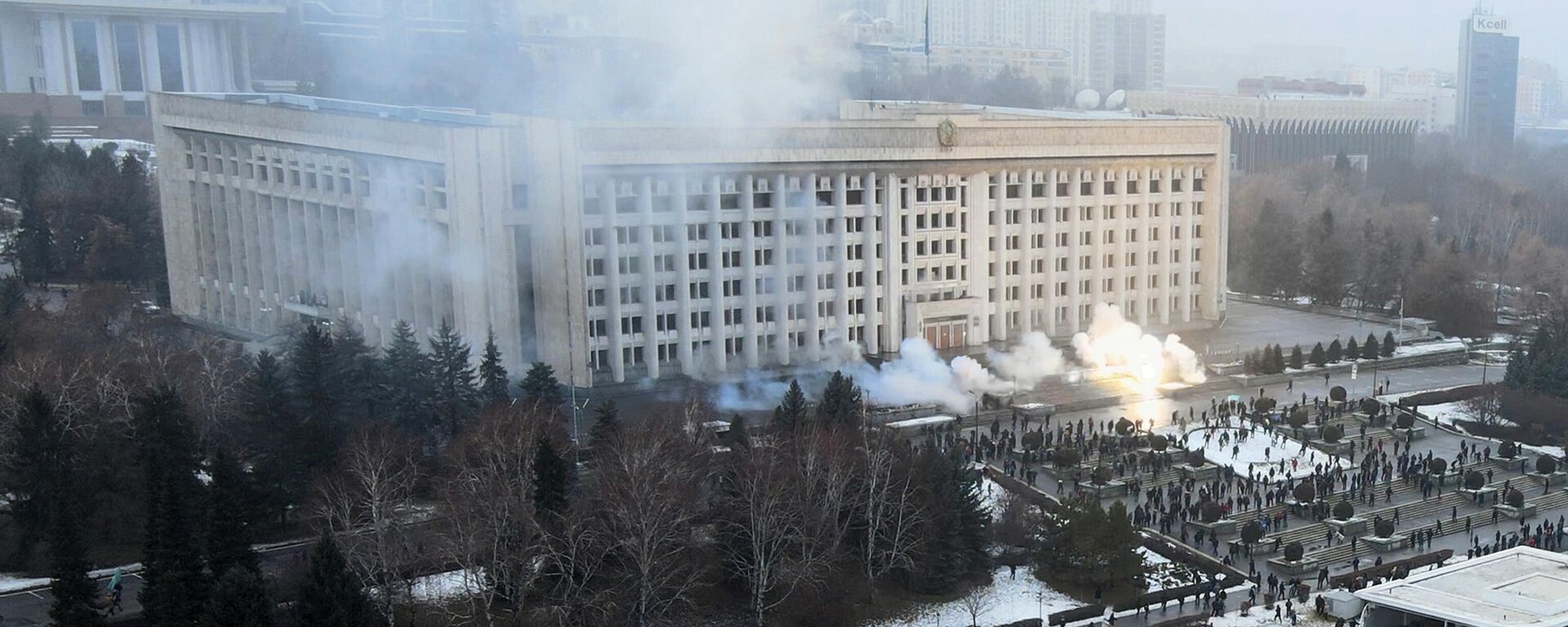 Biểu tình và bạo loạn ở Kazakhstan. Tòa nhà Akimat bị cháy ở Almaty - Sputnik Việt Nam, 1920, 10.01.2022