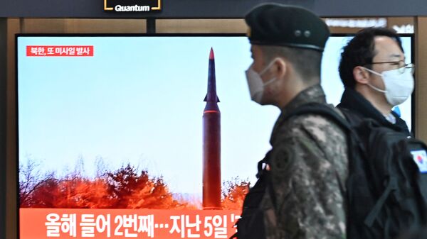 Màn hình TV với tin tức về vụ phóng tên lửa từ Triều Tiên - Sputnik Việt Nam
