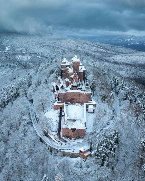 Lâu đài Haut-Koenigsbourg ở Orschwiller, miền đông nước Pháp sau khi tuyết rơi - Sputnik Việt Nam