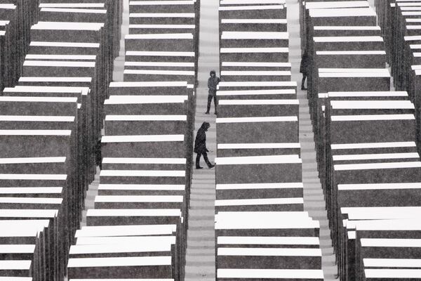Đài tưởng niệm Holocaust trong màn tuyết rơi ở Berlin, Đức - Sputnik Việt Nam