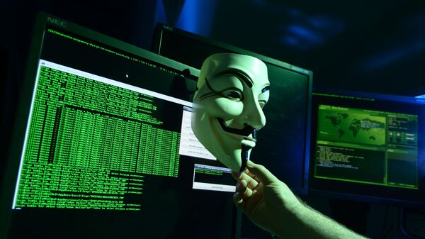 Mặt nạ Anonymous trước chương trình tin tặc đang chạy trên màn hình máy tính - Sputnik Việt Nam