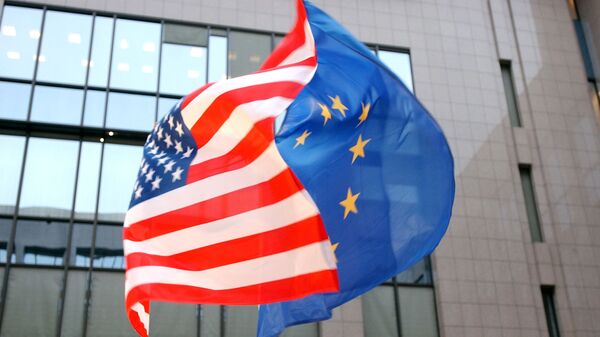 Cờ của Hoa Kỳ và Liên minh châu Âu trên tòa nhà Nghị viện châu Âu ở Brussels - Sputnik Việt Nam