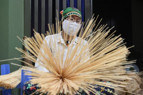 Công nhân xếp hương để nhuộm trước đêm giao thừa ở Việt Nam - Sputnik Việt Nam