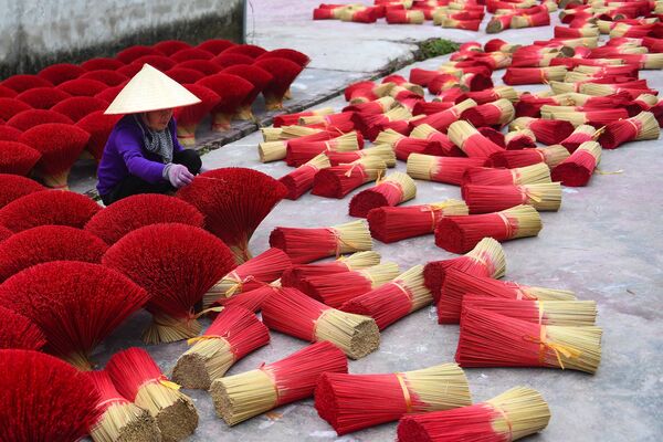 Công nhân bó hương trước lễ đón giao thừa ở Việt Nam - Sputnik Việt Nam