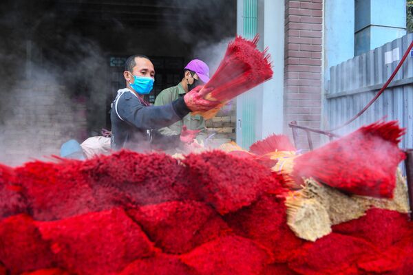 Công nhân nhuộm tăm hương chuẩn bị đón Tết Nguyên đán ở Việt Nam - Sputnik Việt Nam