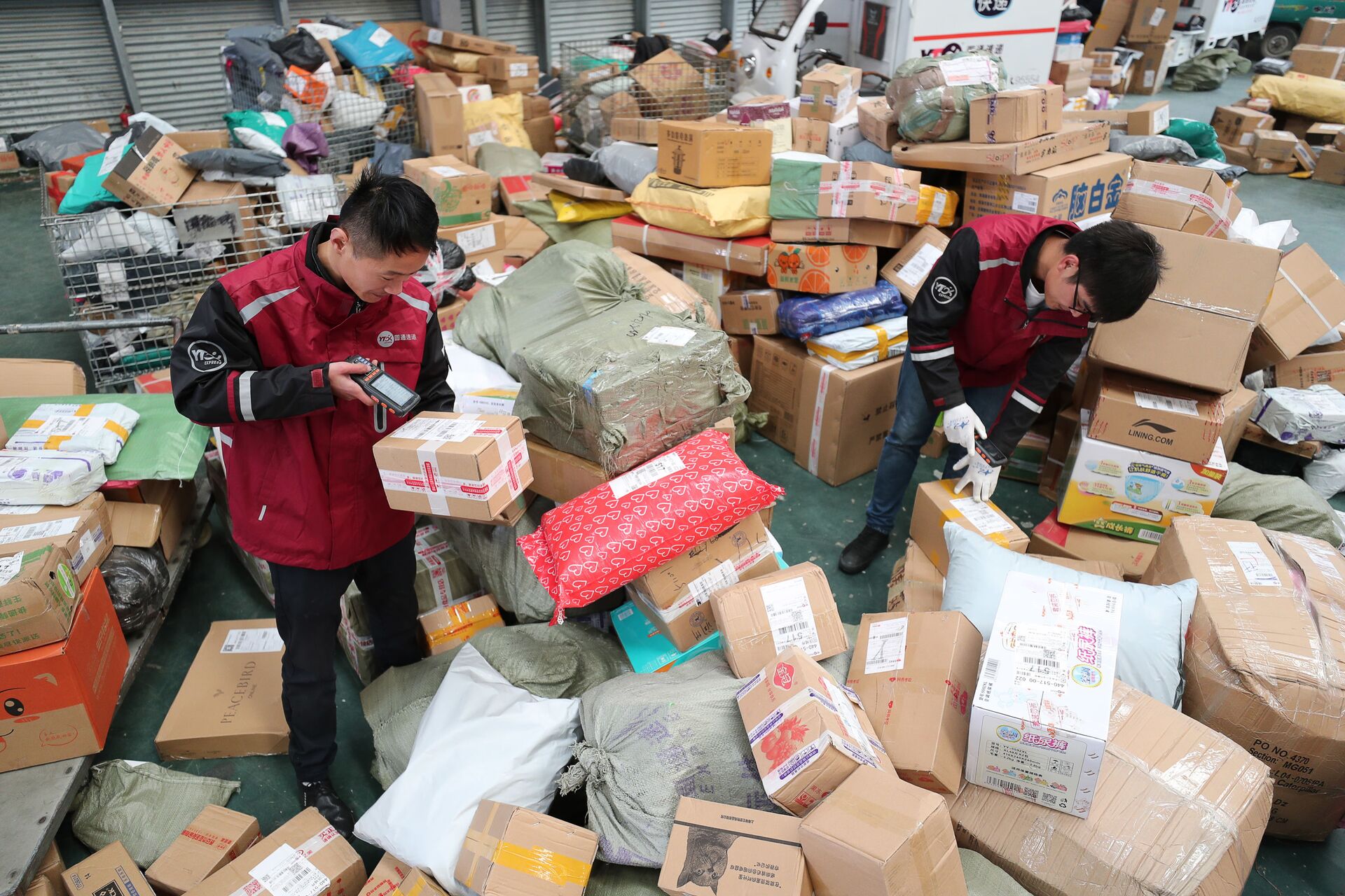 Công nhân Trung Quốc phân loại bưu kiện tại trung tâm phân phối của Bưu điện Trung Quốc ở Liên Vân Cảng, Trung Quốc - Sputnik Việt Nam, 1920, 12.01.2022