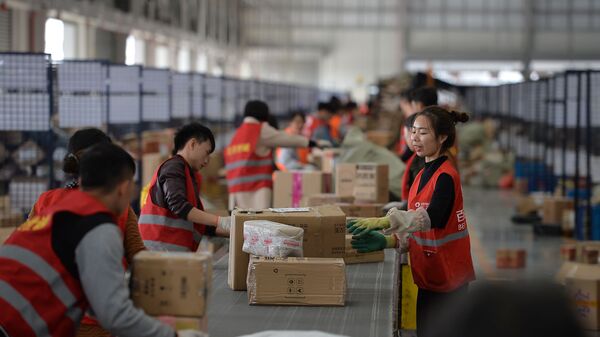 Công nhân Trung Quốc phân loại bưu kiện tại trung tâm phân phối ZTO Express ở Thành Đô, Trung Quốc - Sputnik Việt Nam