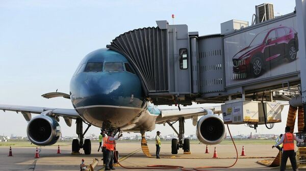 Nhân viên kỹ thuật Sân bay quốc tế Phnom Penh, Campuchia làm nhiệm vụ đón chuyến bay VN853 của Vietnam Airlines chiều 1/1/2022 - Sputnik Việt Nam