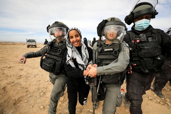 Lực lượng an ninh Israel bắt giữ phụ nữ Bedouin trong cuộc biểu tình chống phá rừng ở làng Save al-Atrash trên sa mạc Negev, miền nam Israel - Sputnik Việt Nam