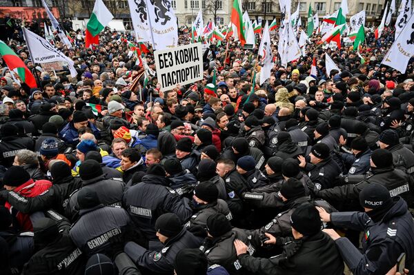Người biểu tình đụng độ với cảnh sát trong cuộc biểu tình chống hạn chế covid ở Sofia, Bulgaria - Sputnik Việt Nam