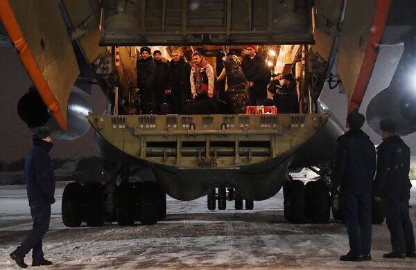 Máy bay Il-76M của hàng không vận tải quân sự đưa công dân Nga sơ tán khỏi Kazakhstan - Sputnik Việt Nam