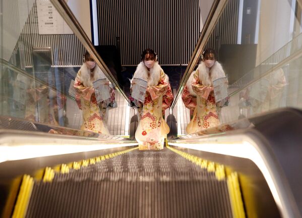 Người phụ nữ mặc kimono và đeo khẩu trang trên thang cuốn ở Tokyo, Nhật Bản - Sputnik Việt Nam