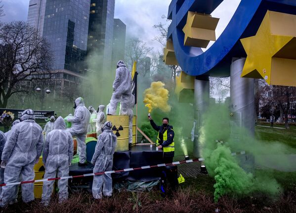 Các nhà hoạt động môi trường Greenpeace và Koala Kollektiv phản đối chương trình điện hạt nhân của EU - Sputnik Việt Nam