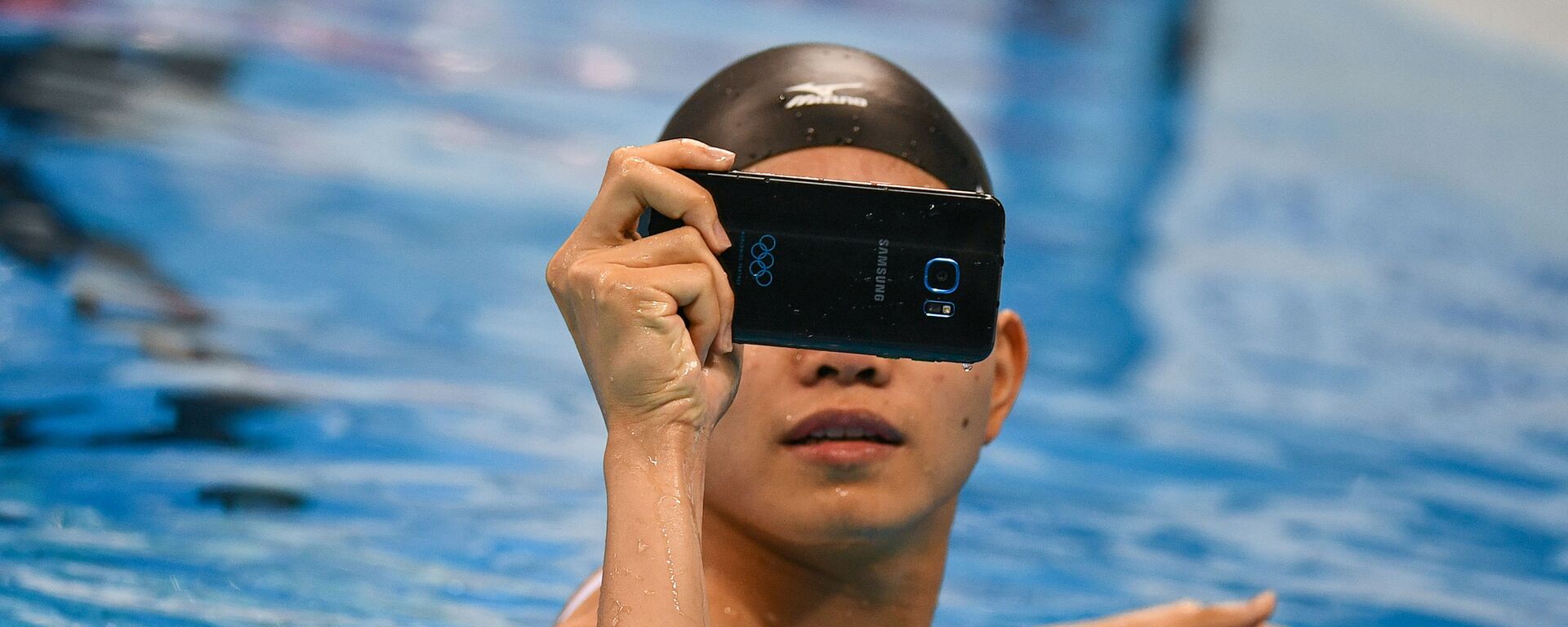 Pei Wong Lin (Đài Bắc Trung Hoa) khởi động trước khi bắt đầu trận chung kết bơi lội tại Thế vận hội mùa hè XXXI - Sputnik Việt Nam, 1920, 15.01.2022