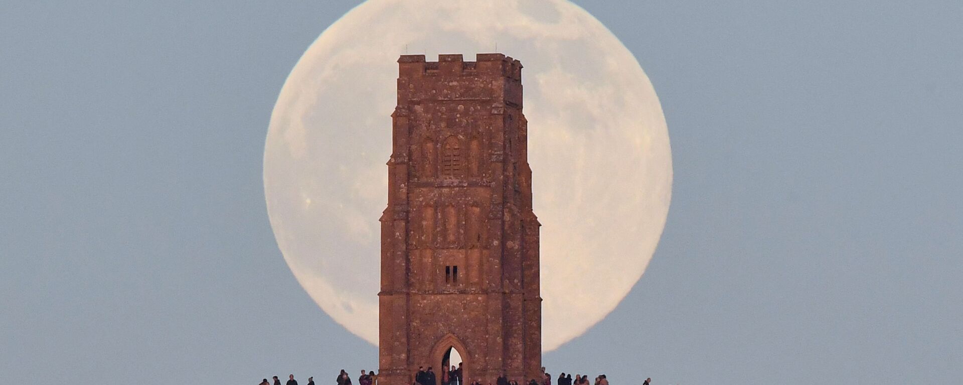 Dân chúng bên Tháp St Michael trong ngày trăng sói ở Vương quốc Anh - Sputnik Việt Nam, 1920, 18.01.2022