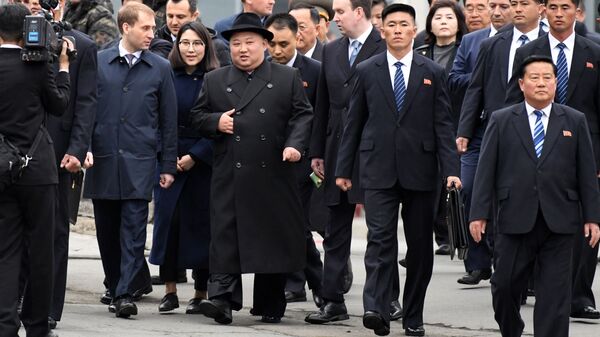 Nhà lãnh đạo Triều Tiên Kim Jong-un với vệ sĩ - Sputnik Việt Nam