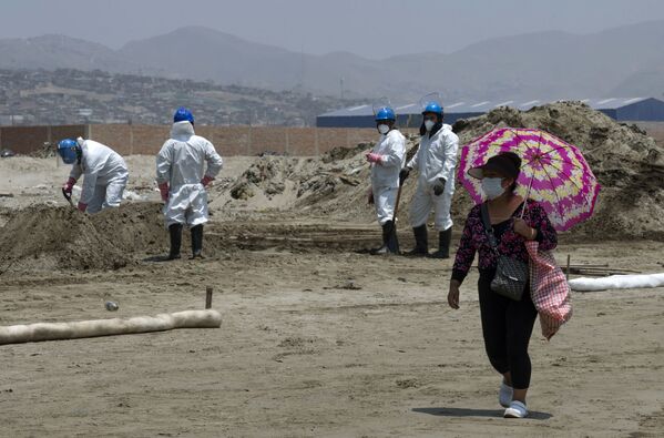 Công nhân làm sạch dầu từ bãi biển ở Ventanilla, Peru - Sputnik Việt Nam