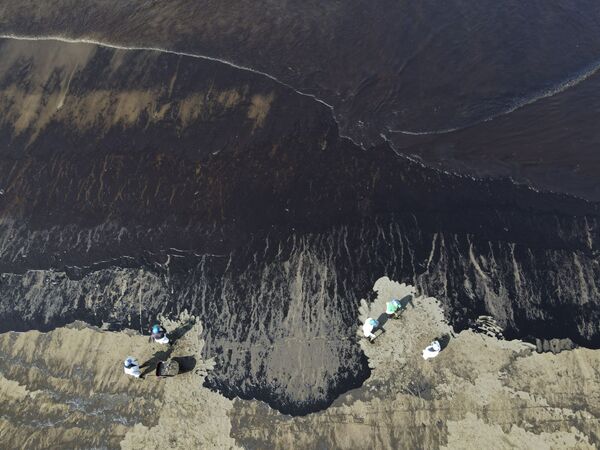Công nhân loại bỏ dầu trên bãi biển Cavero ở Ventanilla, Callao, Peru - Sputnik Việt Nam