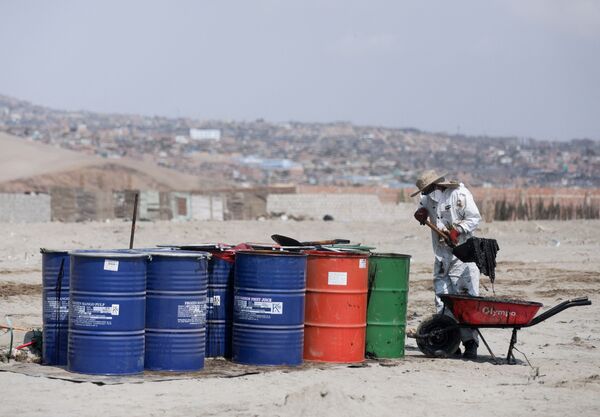 Công nhân dọn dẹp vết dầu loang từ bãi biển Cavero ở Ventanilla, Callao, Peru - Sputnik Việt Nam