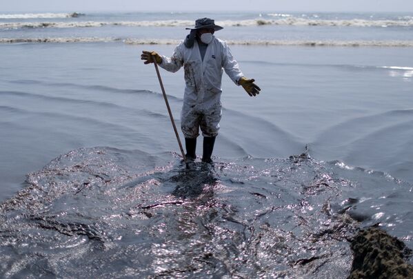 Công nhân dọn dẹp vết dầu loang từ bãi biển Cavero ở Ventanilla, Callao, Peru - Sputnik Việt Nam