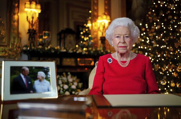Nữ hoàng Elizabeth II Vương quốc Anh trong buổi phát sóng Giáng sinh tại Lâu đài Windsor (Anh). Nữ hoàng sẽ bước sang tuổi 96 vào tháng 4 - Sputnik Việt Nam