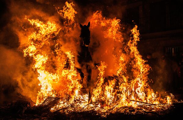 Người cưỡi ngựa nhảy qua đống lửa tại lễ hội lửa Las Luminarias ở Tây Ban Nha - Sputnik Việt Nam