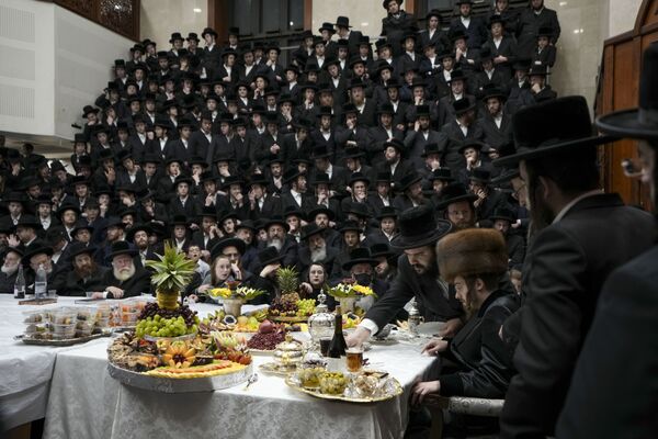Những người Do Thái cực đoan Hasidic Sadigura trong ngày lễ Tu Bishvat của người Do Thái (còn gọi là &quot;Năm mới của cây cối&quot;) ở thành phố Bnei Brak, Israel - Sputnik Việt Nam