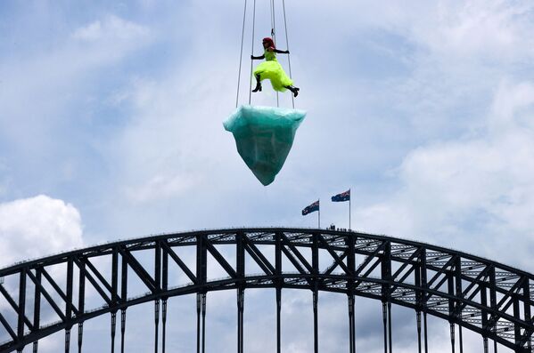 Victoria Hunt biểu diễn &quot;The Thaw&quot; trên đỉnh &quot;tảng băng trôi&quot; lơ lửng trên Cảng Sydney và trước Cầu Cảng Sydney trong khuôn khổ Lễ hội Sydney 2022 - Sputnik Việt Nam