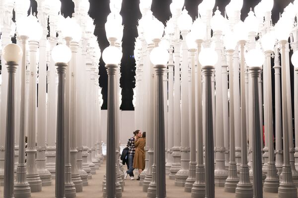 Đôi nam nữ hôn nhau trong lễ hội Urban Light tại Bảo tàng Nghệ thuật Hạt Los Angeles ở Los Angeles, Mỹ - Sputnik Việt Nam