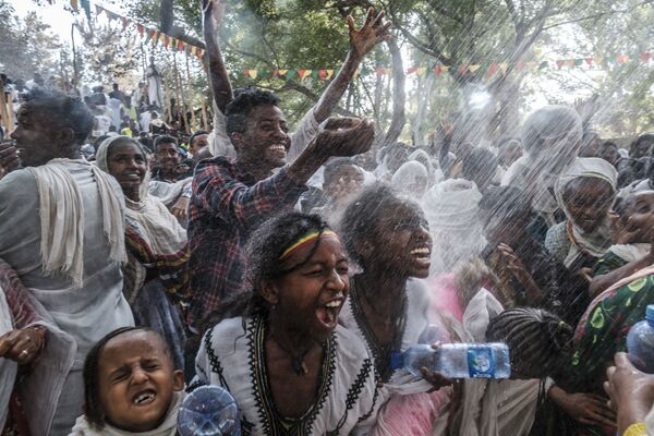 Người Chính thống giáo Ethiopia vẩy nước trong lễ kỷ niệm Timkat, Lễ Hiển linh của người Ethiopia, ở thành phố Gondar, Ethiopia - Sputnik Việt Nam
