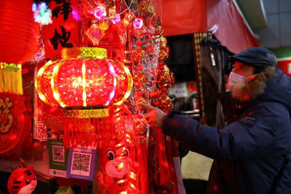 Khách hàng xem đồ trang trí cho Tết Nguyên đán tại khu chợ ở Bắc Kinh, Trung Quốc - Sputnik Việt Nam