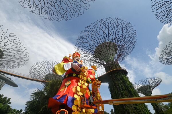 Tượng Thần Tài ở Supertree Grove Gardens by the Bay ở Singapore - Sputnik Việt Nam