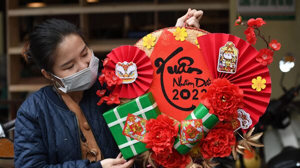 Người phụ nữ cầm đồ trang trí cho Tết Nguyên đán sắp tới ở Hà Nội - Sputnik Việt Nam