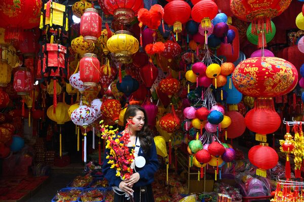 Bà chủ cửa hàng tạo dáng trước quầy bán trang sức trong khu phố cổ Hà Nội - Sputnik Việt Nam