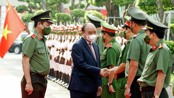 Chủ tịch nước Nguyễn Xuân Phúc chúc Tết cán bộ, sỹ quan chỉ huy Bộ Tư lệnh Thành phố Hồ Chí Minh - Sputnik Việt Nam