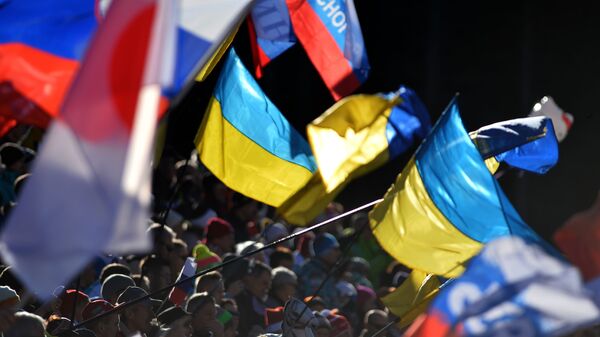 Lá cờ quốc gia Ukraina và Nga - Sputnik Việt Nam