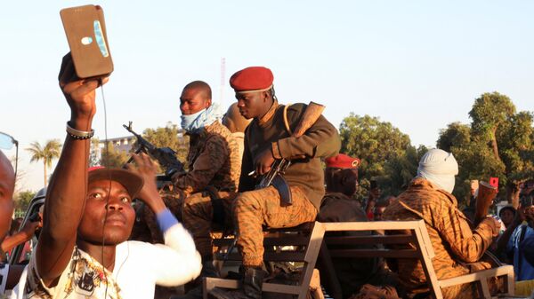 Người đàn ông quay phim quân đội sau khi Tổng thống Kaboré bị lật đổ ở Ouagadougou, Burkina Faso - Sputnik Việt Nam