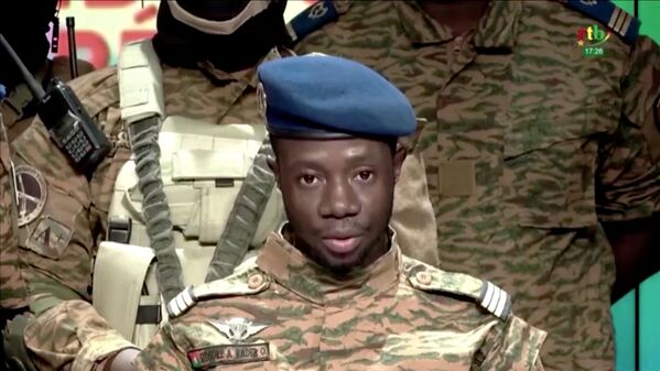 Đại úy Sidsore Kader Ouedraogo, phát ngôn viên Phong trào Yêu nước để Bảo vệ và Khôi phục, thông báo quân đội đã nắm quyền kiểm soát đất nước ở Ouagadougou, Burkina Faso - Sputnik Việt Nam