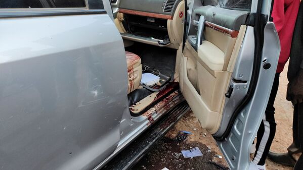 Máu bắn tung tóe trong một chiếc xe hơi thuộc sở hữu của Tổng thống Kaboré ở Ouagadougou, Burkina Faso - Sputnik Việt Nam