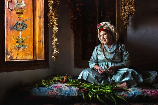 Bức ảnh do nhiếp ảnh gia Thổ Nhĩ Kỳ F Dilek Uyar được đánh giá trong hạng mục Portfolio: Con người và câu chuyện của họ, cuộc thi 2021 Travel Photographer of the Year - Sputnik Việt Nam