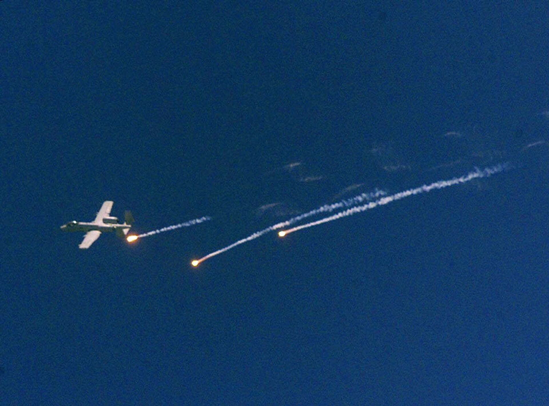 Máy bay tấn công A-10 Thunderbolt của NATO trên biên giới giữa Kosovo với Albania - Sputnik Việt Nam, 1920, 26.01.2022