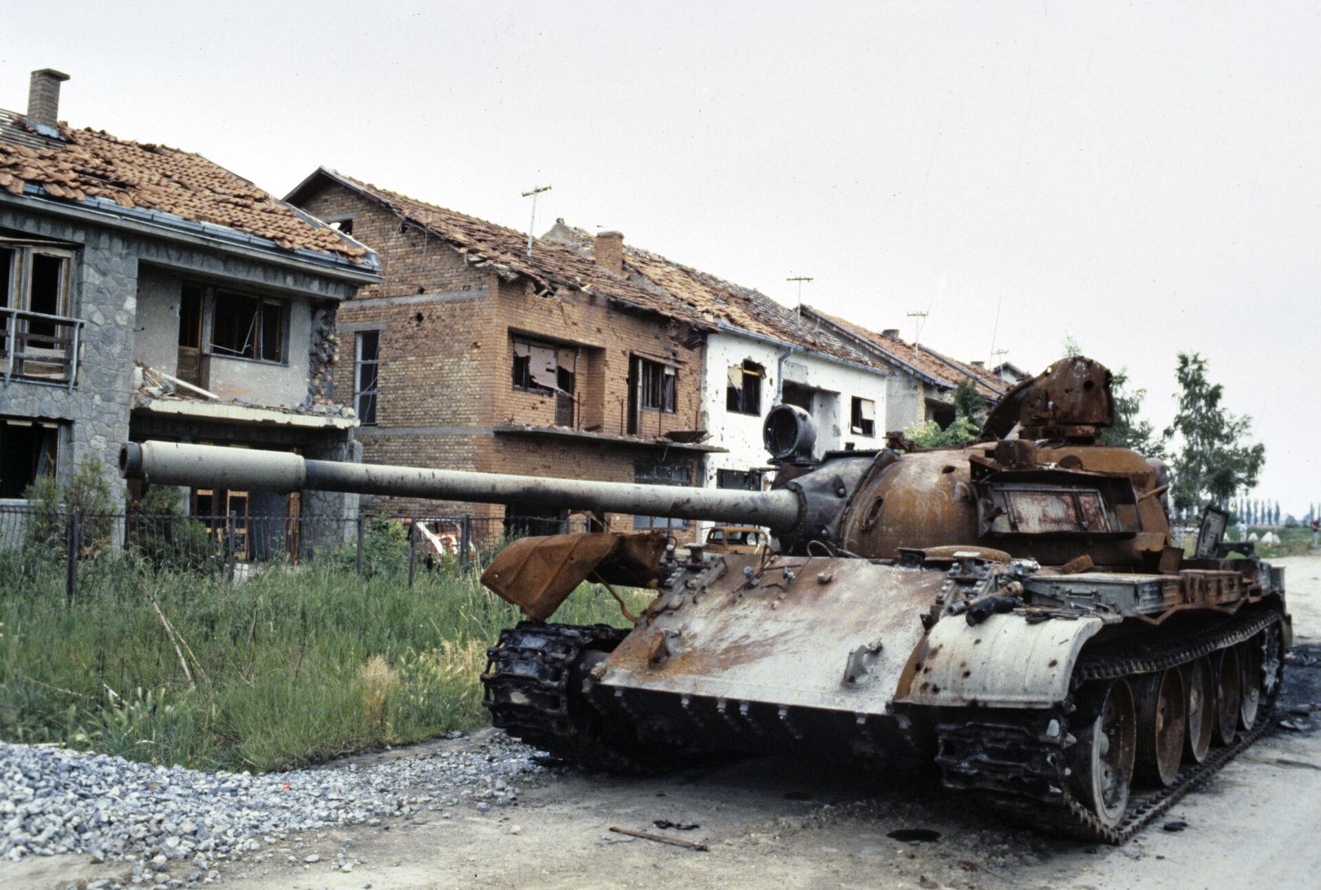 Xe tăng trên đường phố thị trấn Tenya (Nam Tư) bị phá hủy trong cuộc đụng độ, năm 1992 - Sputnik Việt Nam, 1920, 26.01.2022