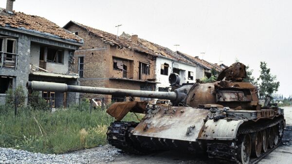 Xe tăng trên đường phố thị trấn Tenya (Nam Tư) bị phá hủy trong cuộc đụng độ, năm 1992 - Sputnik Việt Nam