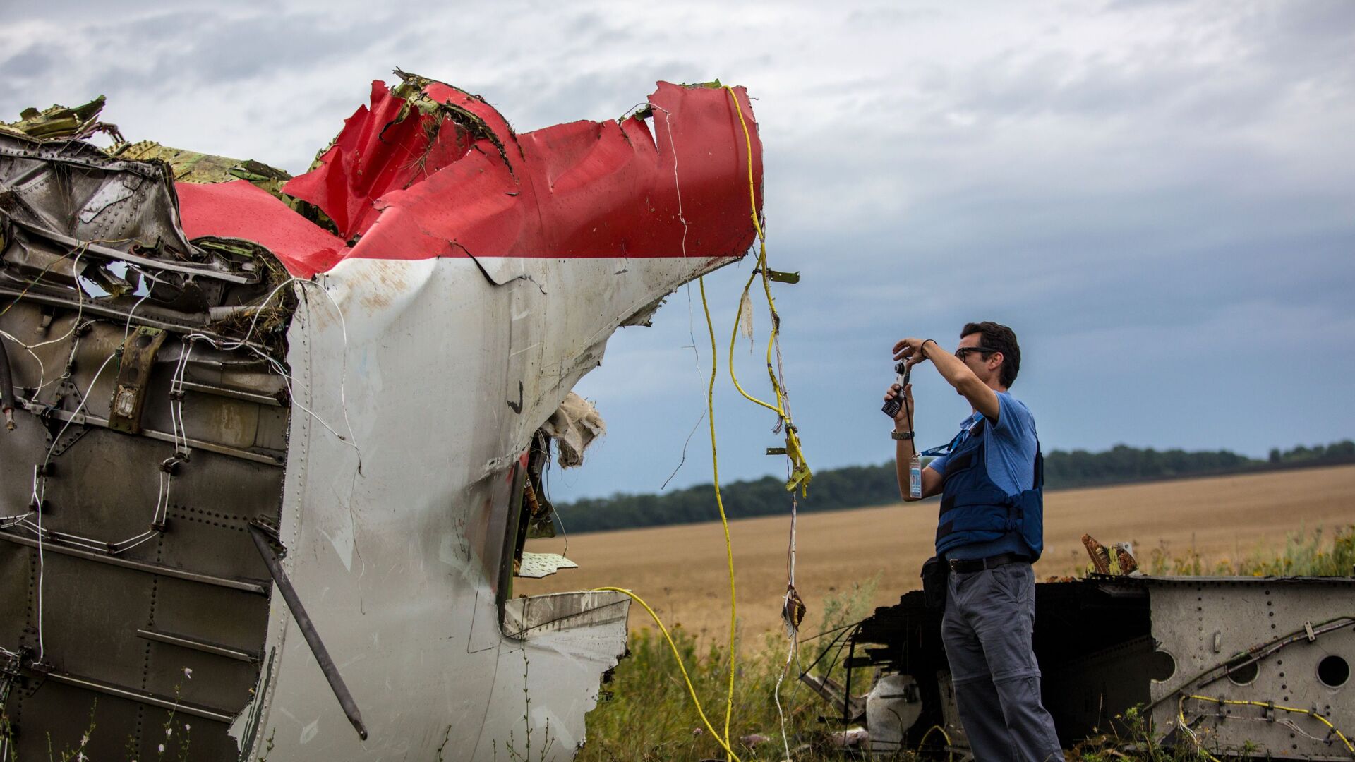 Các chuyên gia của phái bộ OSCE tại địa điểm rơi máy bay Boeing của Malaysia Airlines ở tỉnh Donetsk - Sputnik Việt Nam, 1920, 26.01.2022