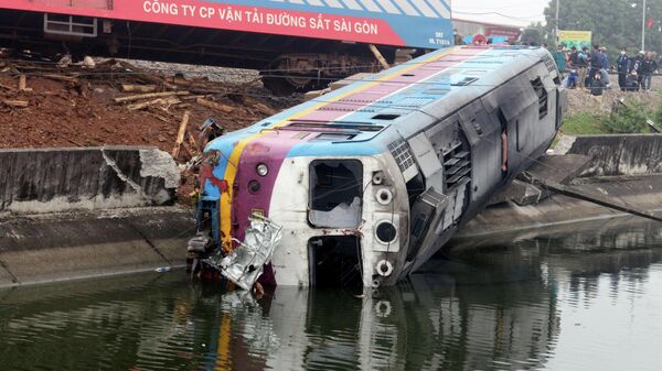 Hà Nam: Va chạm vào xe chở gỗ, tàu hỏa bị lật đầu máy, văng toa xuống kênh - Sputnik Việt Nam