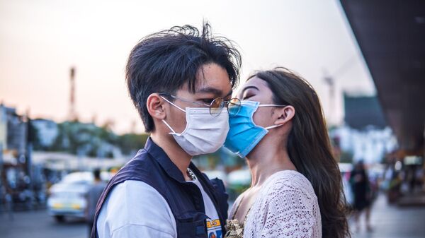 Một cặp đôi đeo khẩu trang hôn nhau - Sputnik Việt Nam