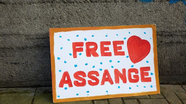 Áp phích của những người ủng hộ người sáng lập WikiLeaks, Julian Assange bên ngoài Tòa sơ thẩm Westminster ở London - Sputnik Việt Nam