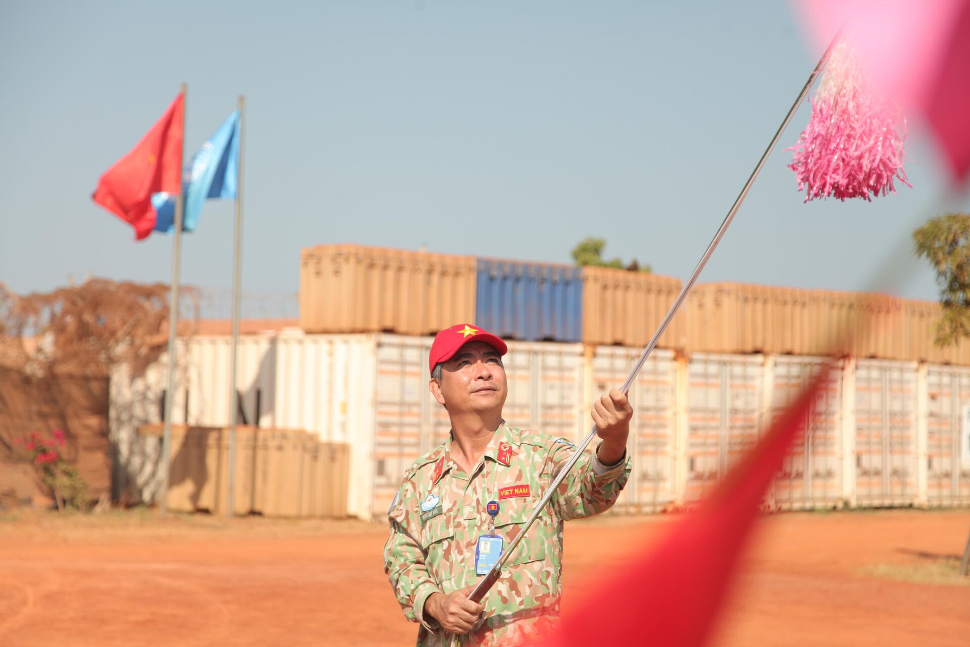 Các chiến sĩ mũ nồi xanh Việt Nam thuộc lực lượng GGHB LHQ tại Nam Sudan dựng cây Nêu chào đón Tết Nhâm Dần 2022 - Sputnik Việt Nam, 1920, 28.01.2022