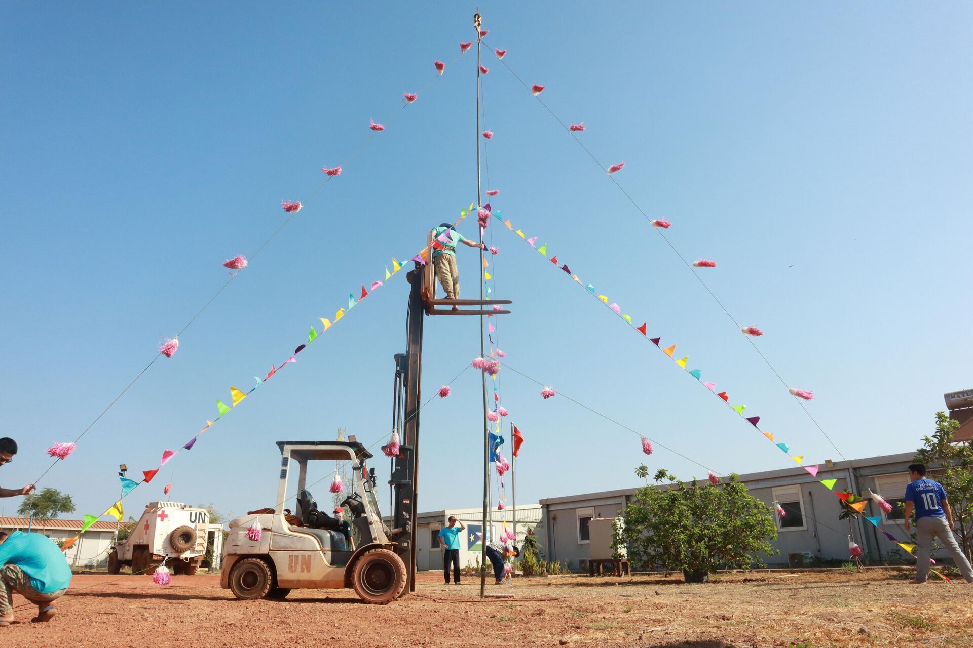 Các chiến sĩ mũ nồi xanh Việt Nam thuộc lực lượng GGHB LHQ tại Nam Sudan dựng cây Nêu chào đón Tết Nhâm Dần 2022 - Sputnik Việt Nam, 1920, 28.01.2022