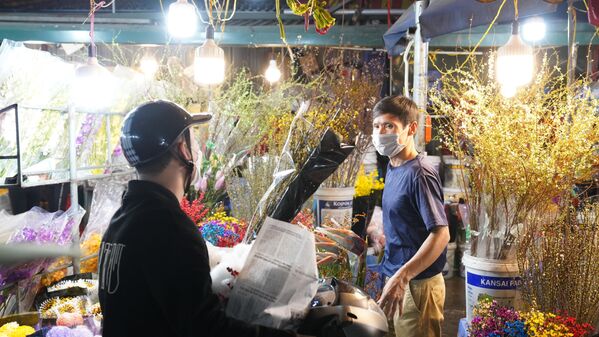 Không khí đón Tết Nguyên đán ở chợ hoa Quảng An - Sputnik Việt Nam